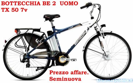 biciclette per bimbe appoggiate per terra