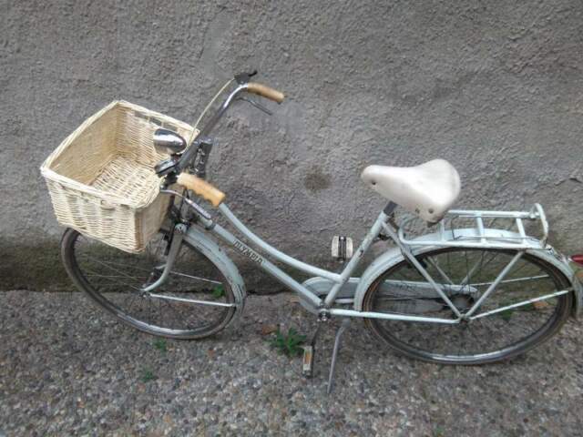 bicicletta donna con freni a bacchetta e cestino in vimini