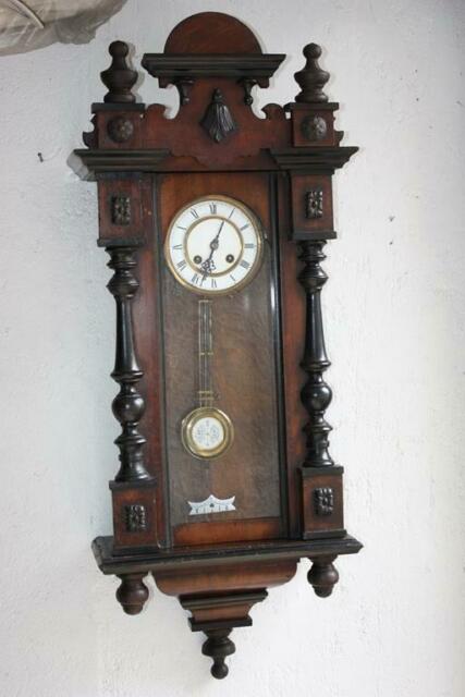 Antico orologio da parete a pendolo