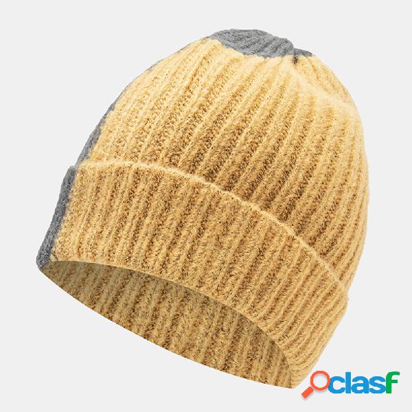 Cappello lavorato a maglia semplice abbinato ai colori
