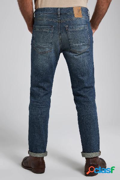 Jeans in dirty denim con taglio speciale per laddome,