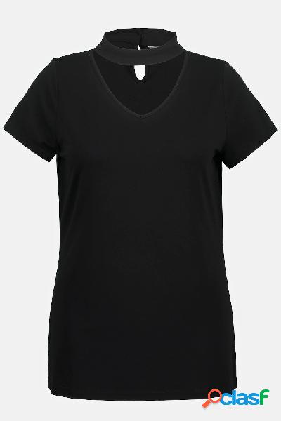 T-shirt classica con collo alto, scollo a V e maniche ad