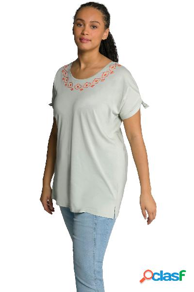 T-shirt oversize con ricami, scollo a V e mezze maniche,