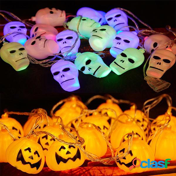 Cortile con giardino di luci Halloween fantasma zucca