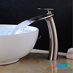 rubinetto del bagno monocomando in stile moderno cascata