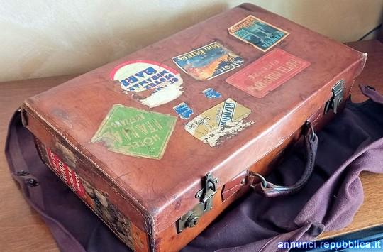 Antica valigia di cuoio con adesivi 54 Lodi
