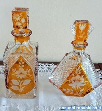 Set n° 2 antiche bottiglie in cristallo bicolore di Boemia