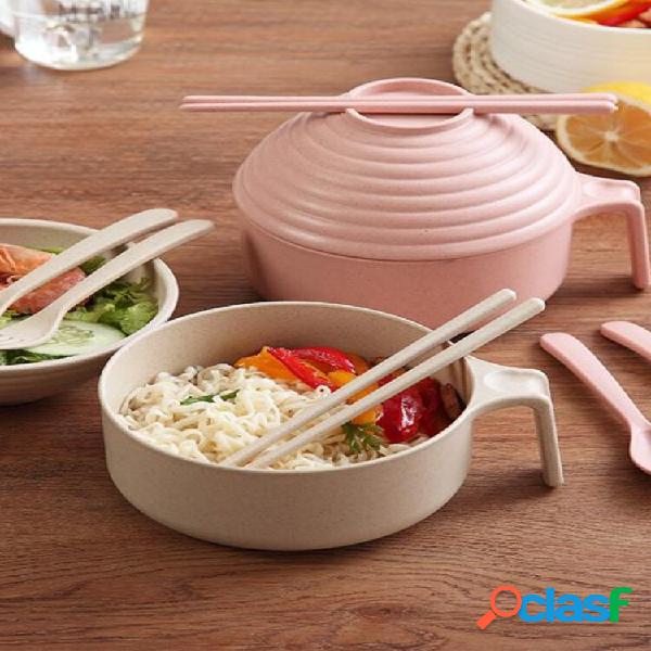Pranzo a base di noodle istantanei con paglia di grano