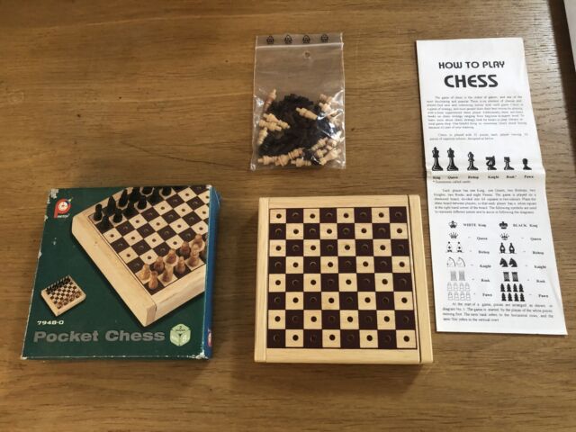 Scacchiera con scacchi da viaggio
