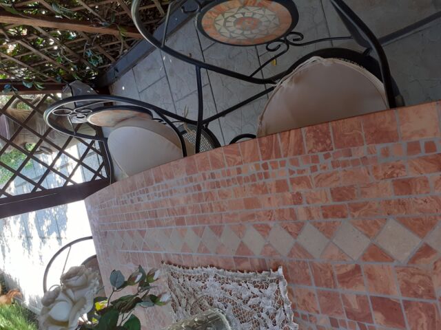 Tavolo a mosaico con sedie in ferro battuto