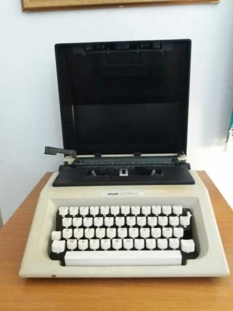 Macchina da scrivere Olivetti