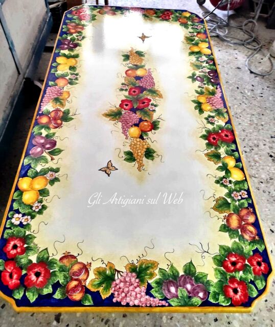 Tavoli in pietra lavica con decorazioni a mano in Liguria