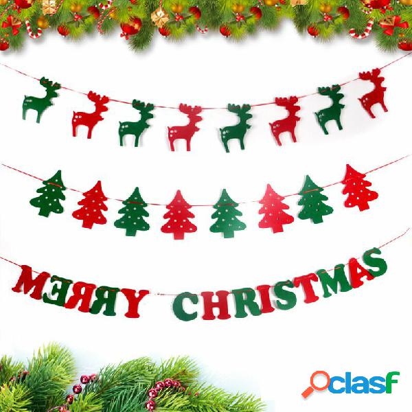 Albero di Natale appesa la bandiera dellornamento del regalo