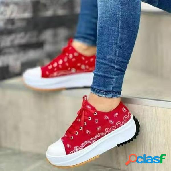 Scarpe di tela comode e comode da donna ricamate di grandi