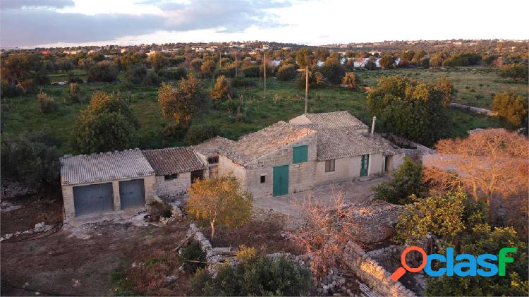 Scicli, sassi a vista in contrada Calamarieri