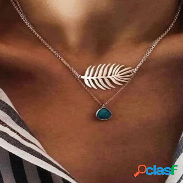 Collana corta multistrato con pendente a forma di foglia di