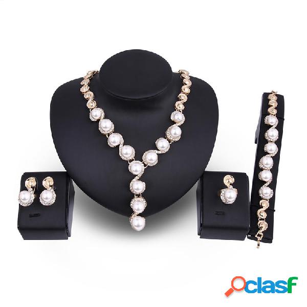Collana in oro 18 carati con perla, orecchini con strass,