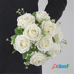 matrimonio romantico damigelle donore che tengono fiori rose