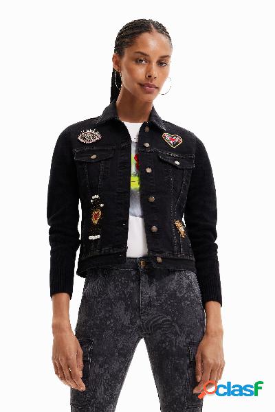Giacca trucker in denim con toppe