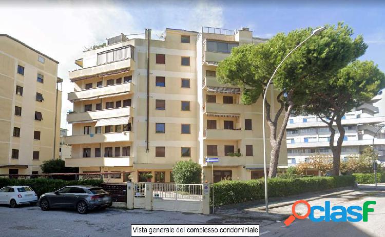 Appartamento a Viareggio, quartiere Duca D'Aosta