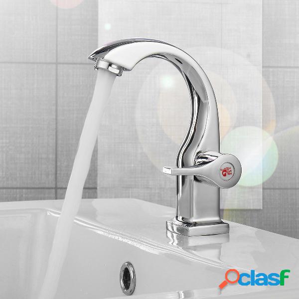Rubinetto per lavabo moderno con collo di cigno cromato