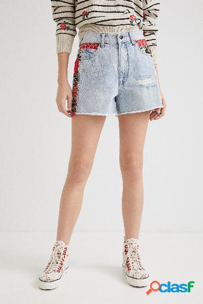 Shorts jeans con patch