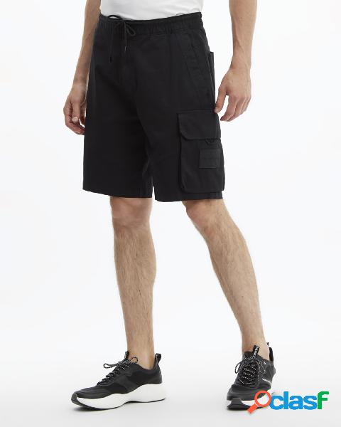 Bermuda cargo nero in cotone stretch con coulisse in vita