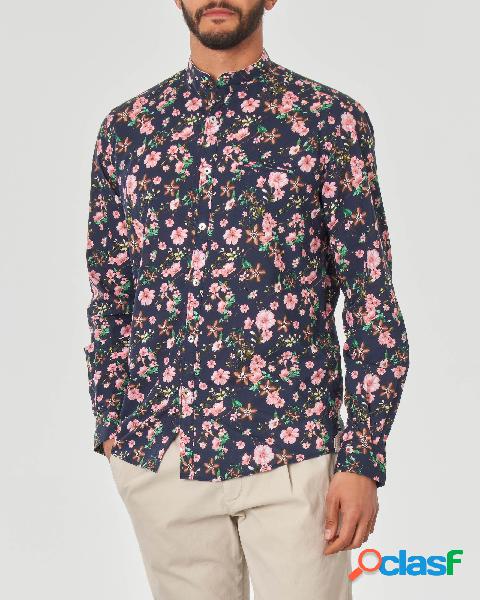 Camicia in mussola di cotone blu con fiori rosa e collo alla