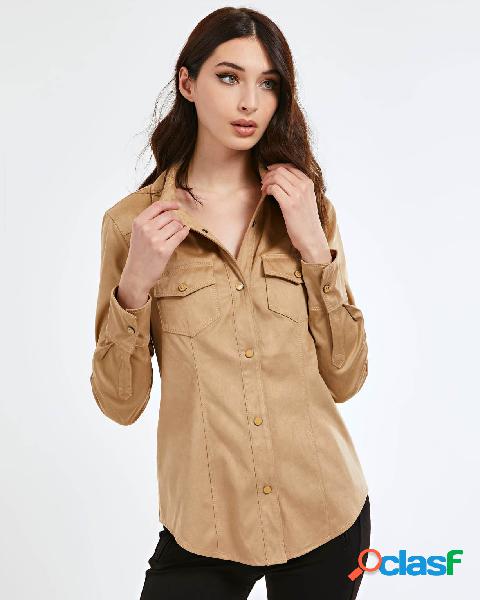 Camicia in tessuto effetto suede beige con doppio taschino