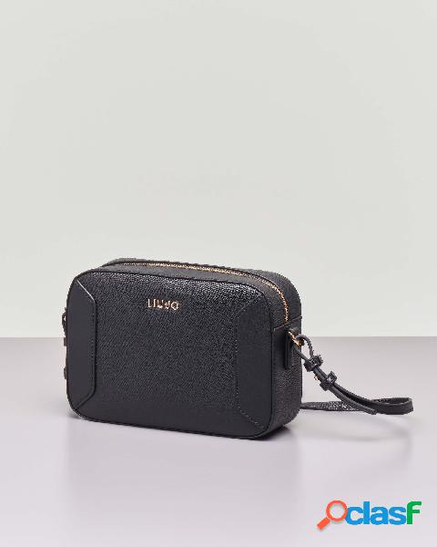 Cross bag nera in similpelle saffiano con logo dorato e