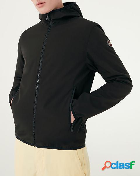 Giubbino nero con cappuccio in tessuto tecnico softshell