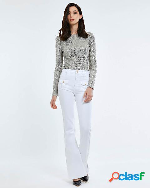 Jeans bianchi a zampa in cotone stretch con taschini