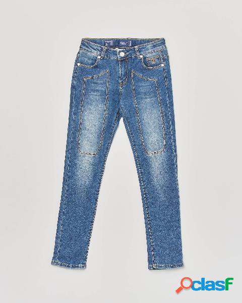 Jeans lavaggio chiaro stone washed con toppe 8-18 anni