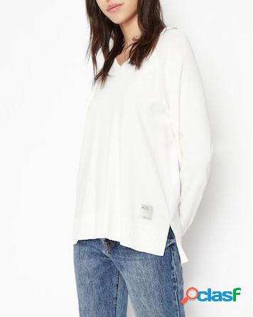 Maglia color latte in misto viscosa con scollo a V e
