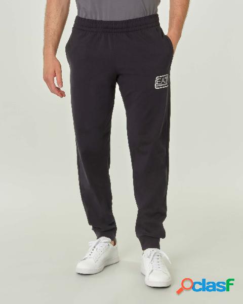 Pantalone blu in felpa di cotone stretch con logo EA7