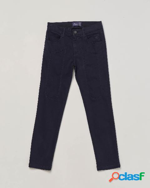 Pantalone blu in gabardina di cotone stretch con toppa