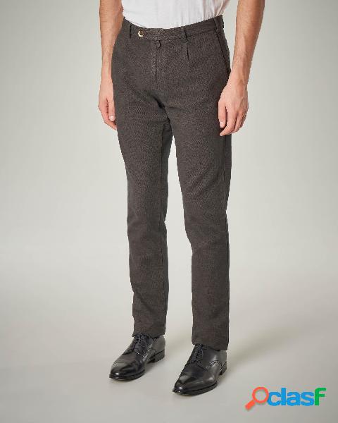 Pantalone chino marrone con una pinces