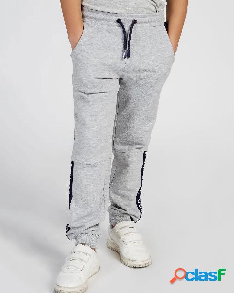 Pantalone grigio in felpa con bande porta logo 10-16 anni