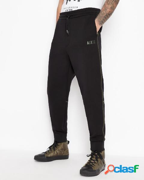 Pantalone nero in felpa di cotone con logo e profili verde
