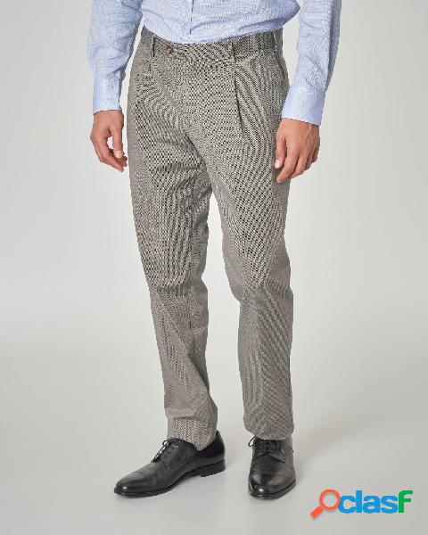 Pantalone tortora con una pinces