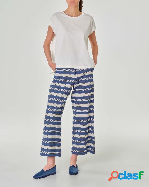 Pantaloni palazzo corti in lino e cotone a righe blu ed