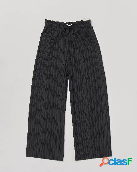 Pantaloni palazzo neri plissettati con elastico e coulisse