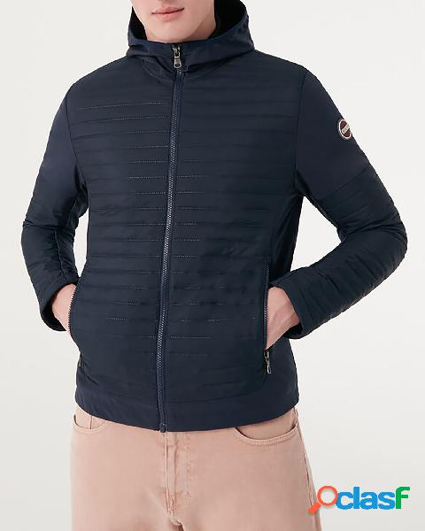 Piumino blu con cappuccio e inserti in tessuto tecnico