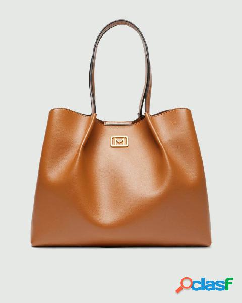 Shopping bag color cuoio in simil pelle con logo dorato e