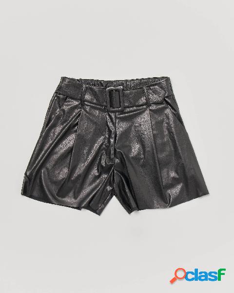 Shorts in ecopelle con pinces e cintura 32-36