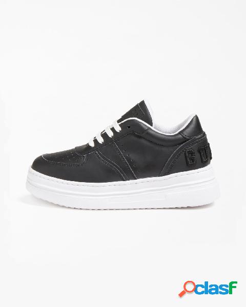 Sneaker in ecopelle nera con logo in rilievo ricamato sul