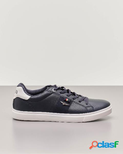 Sneakers blu in ecopelle con aquila turrita in metallo