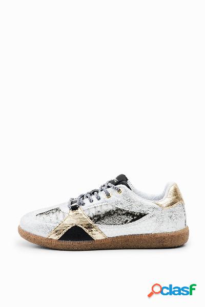 Sneakers con toppe metalliche retrÃ²