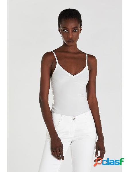 T-shirt bianca con spalline sottili e scollo a cuore