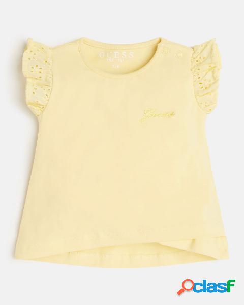 T-shirt gialla con maniche in pizzo Sangallo e logo frontale